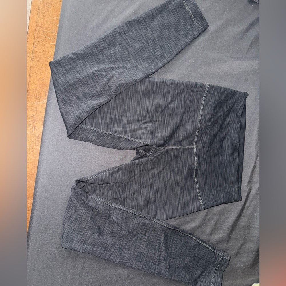 Lululemon Grey sz 4 Wunder Unders perfect condition